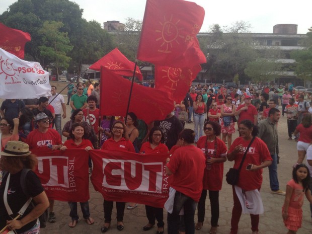 Amapaenses fazem ato contra o  impeachment da presidente Dilma (Foto: Abinoan Santiago/G1)