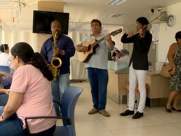 Músicos vão à clínica uma vez por semana (Foto: Reprodução/ TV Gazeta) Músicos vão à clínica uma vez por semana (Foto: Reprodução/ TV Gazeta)