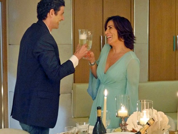 Roberta e Nando brindam durante jantar no iate. (Foto: Divulgação/TV Globo)