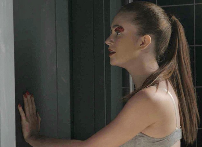 Eliza fica presa no banheiro (Foto: TV Globo)