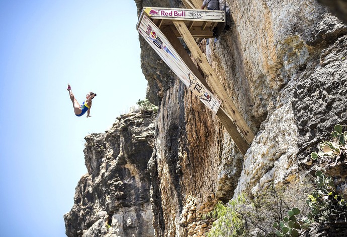 Jacqueline Valente, salto sobre penhasco (Foto: Getty Images)