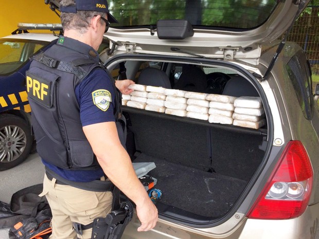 Drogas foram encontradas dentro de carro em Registro, SP (Foto: Divulgação/Polícia Rodoviária Federal)