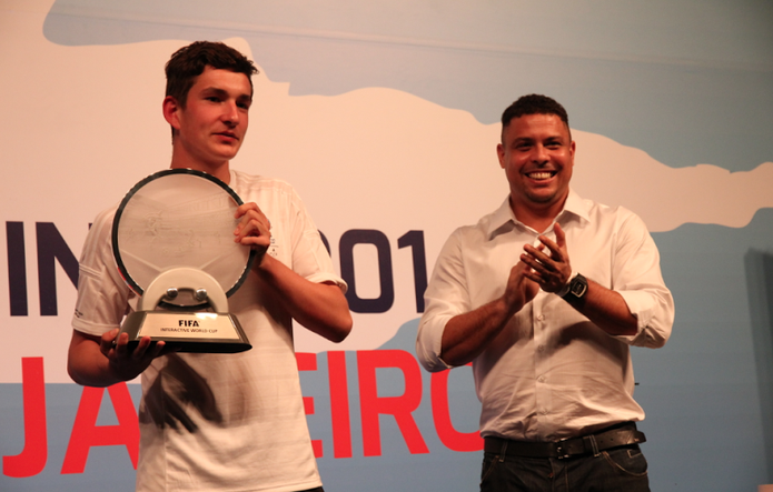 Dinamarquês recebeu prêmio das mãos de Ronaldo (Foto: Matheus Vasconcellos/ TechTudo)