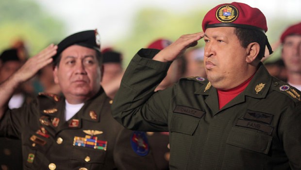 O presidente da Venezuela, Hugo Chávez, ao lado do ministro da Defesa, Henry Rangel Silva, durante visita ao ministério nesta quarta-feira (13) em Caracas (Foto: AFP)