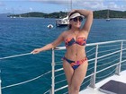 Susana Vieira posa de biquíni durante passeio de barco