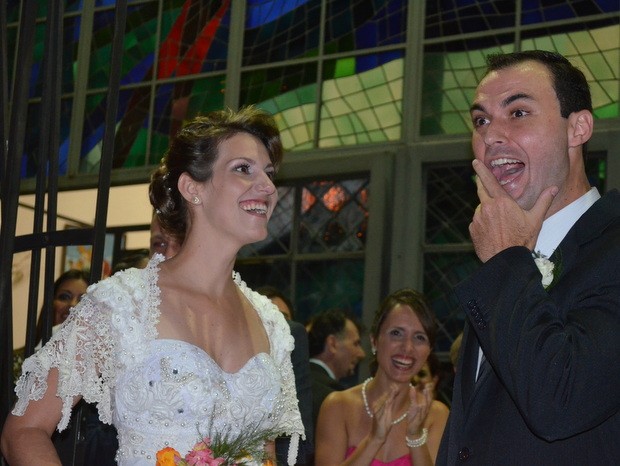 Noivo fica surpreso ao receber Fusca da esposa durante cerimônia de casamento (Foto: Thomaz Fernandes/G1)