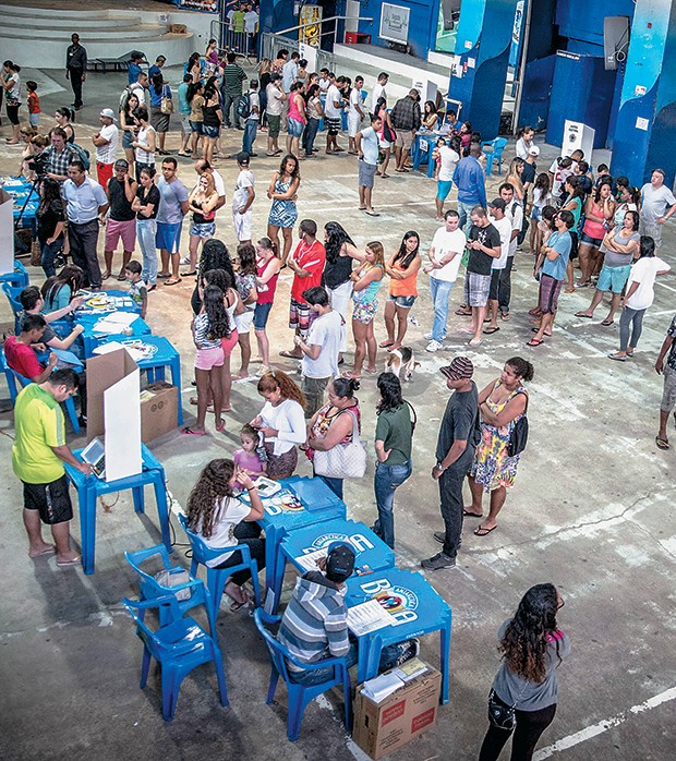 HORA DA VERDADE Votação na Rocinha, no  Rio de Janeiro.  O resultado  da pesquisa  de boca de  urna deu errado na eleição para governador (Foto: Steffen Stubager/Anadolu Agency/AFP)