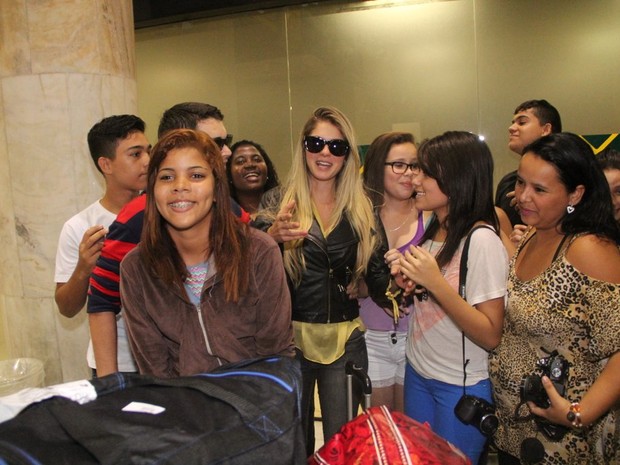Bárbara Evans no aeroporto (Foto: Marcello Sá Barreto e Rodrigo dos Anjos / AgNews)