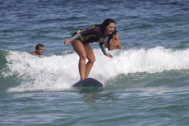 Fabiula Nascimento surfa no Rio (Foto: Marcos Ferreira/Photo Rio News)