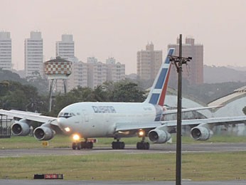 Avião com médicos cubanos pousa no Recife, neste domingo (Foto: Vitor Tavares / G1)