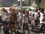 Na Bahia, Bela Gil dança com o filho Nino no colo: 'Não consigo resistir'