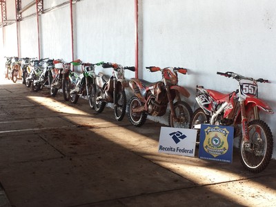 Motocicletas de motocross apreendidas pela Polícia Rodoviária Federal (Foto: Divulgação/PRF)