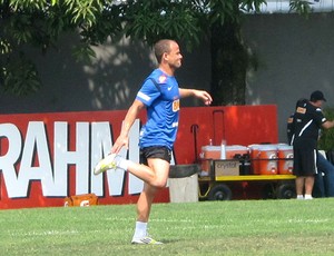 Léo treino Santos recuperado (Foto: Marcelo Hazan / Globoesporte.com)