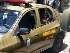 Viatura, Brigada Militar, presos, Palácio da Polícia, Porto Alegre (Foto: Jonas Campos/RBS TV)