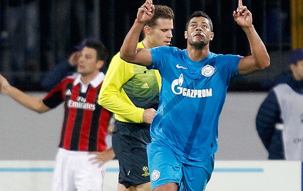 Hulk comemora gol do Zenit contra o Milan (Foto: Reuters)