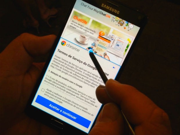 Galaxy Note 4 tem recurso que permite redimensionar janelas de aplicativos no modo multitarefa (Foto: Bruno Araujo/G1)