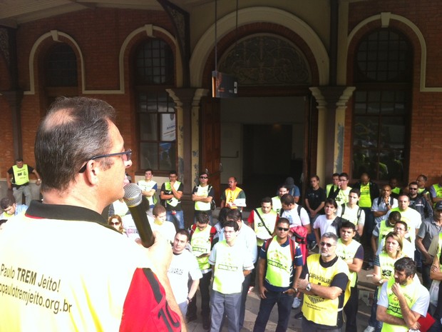 Sindicato reuniu funcinários na Luz (Foto: Julia Basso Viana/G1)