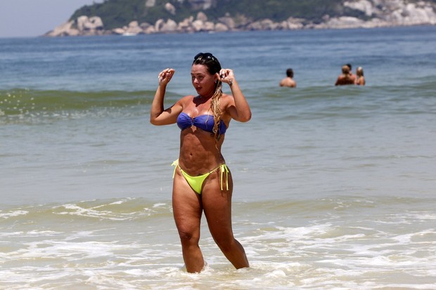 Cristina Mortágua na praia (Foto: Marcos Ferreira / FotoRioNews)