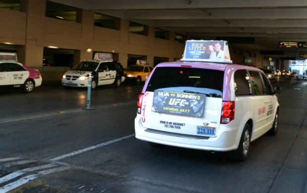 Propaganda no taxi (Foto: Adriano Albuquerque / Sportv)