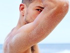Cauã Reymond sensualiza em foto sujo de areia e fãs vão ao delírio