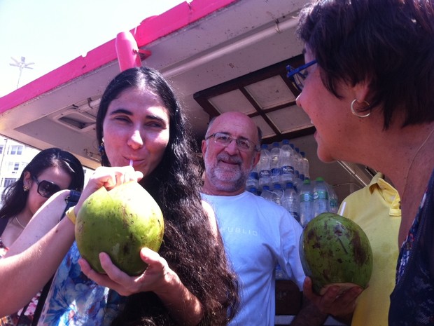 Yoani Sánchez bebe água de coco em Copacabana (Foto: João Bandeira de Mello/ G1)