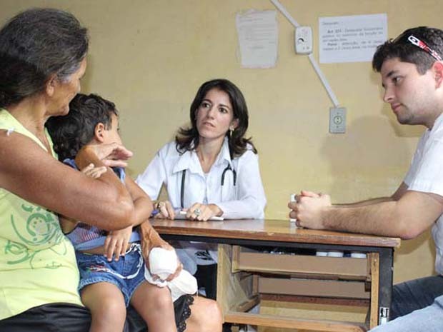 Médica Arianna Mallea Garcia fez atendimento na comunidade de Santo Hilário (Foto: Gilcilene Araújo/G1)