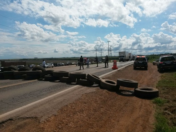 Caminhoneiros bloqueiam 10 trechos de trs rodovias federais em Mato Grosso (Foto: Assessoria/ PRF-MT)