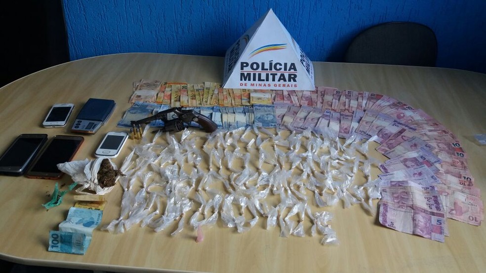Drogas e dinheiro apreendidos pela polícia com os autores (Foto: Polícia Militar/Divulgação)