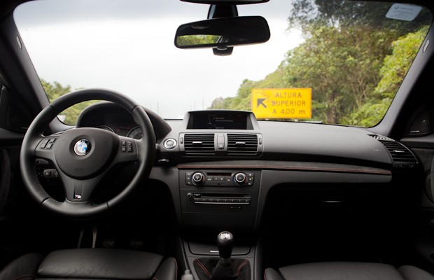 BMW é mais sisudo, mas em ergonomia impecável (Foto: Caio Kenji / G1)