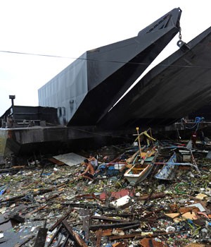Barcos invadem favela após tempestade tropical nas Filipinas (Ted Aljibe/AFP)