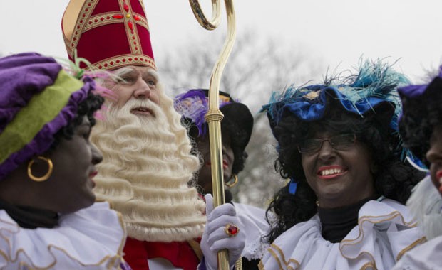 Zwarte Piet é um tradicional personagem do folclore holandês nas festividades de fim de ano (Foto: AP) Zwarte Piet é um tradicional personagem do folclore holandês nas festividades de fim de ano (Foto: AP)