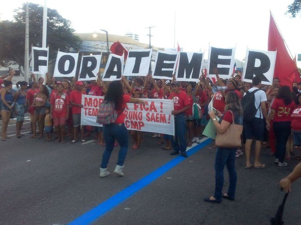 Grupo protesta contra o governo temer em Natal nesta sexta (10) (Foto: Renato Vasconcelos/G1)