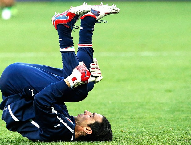 Buffon no treino da Itália (Foto: Reuters)