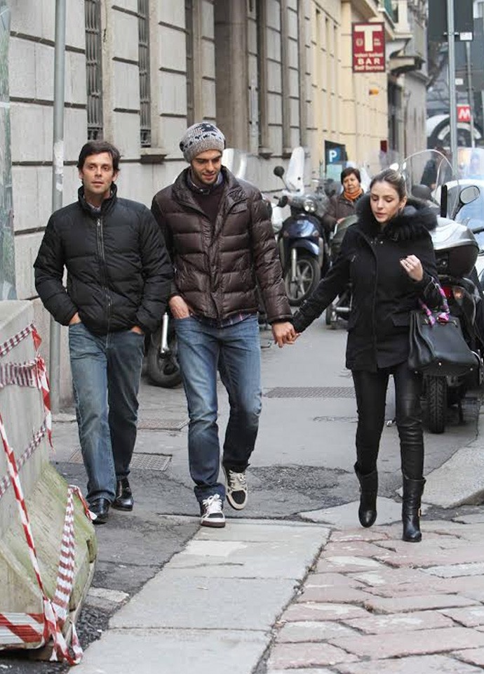 Kaká e a esposa passeiam por Milão (Foto: Splash News)