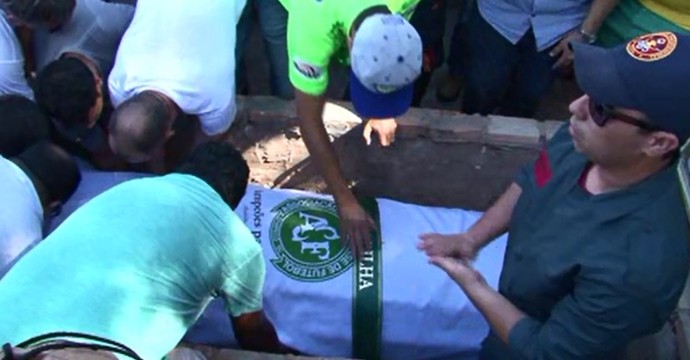 Cortejo com o corpo de Danilo passou pelo campinho onde ele começou a jogar bola (Foto: Reprodução/RPC) Cortejo com o corpo de Danilo passou pelo campinho onde ele começou a jogar bola (Foto: Reprodução/RPC)
