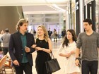 Edson Celulari vai ao shopping com a namorada e os filhos