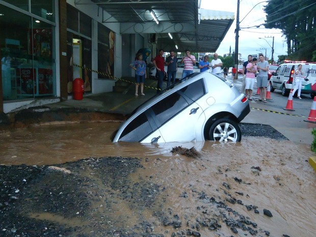 Carro estava estacionamento em frente a panificadora (Foto: Defesa Civil/ Divulgação)