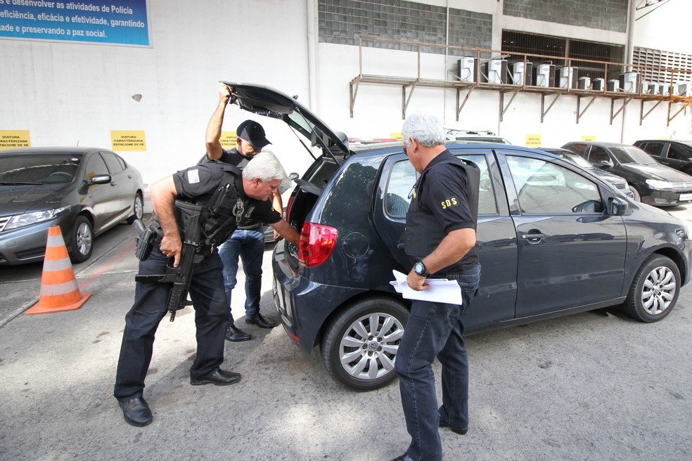 Policiais chegam com apreens&otilde;es feitas na Opera&ccedil;&atilde;o Terra Arrasada II, desencadeada nesta quinta-feira (1&ordm;) em Pernambuco (Foto: Aldo Carneiro/Pernambuco Press)