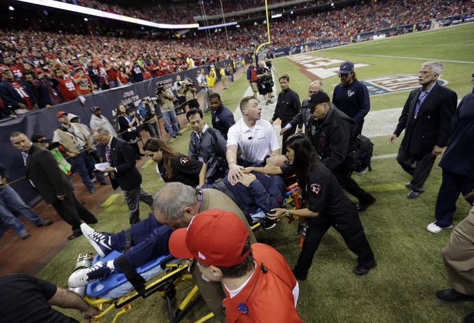Rapidamente, comandante dos Texans é atendido por equipe médica (Foto: ASSOCIATED PRESSAP)