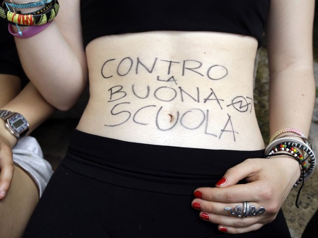 Estudante escreve na barriga mensagem de protesto (Foto: Gregorio Borgia/AP) Estudante escreve na barriga mensagem de protesto (Foto: Gregorio Borgia/AP)
