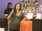 Grávida, Bianca Castanho faz compras em loja de brinquedos