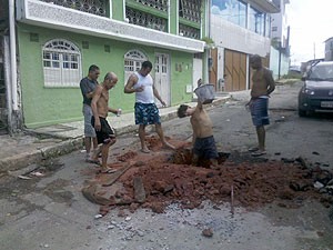 Mutirão tapa-buracos em São Cristovão, Bahia (Foto: Vitor Melo/ Arquivo Pessoal)
