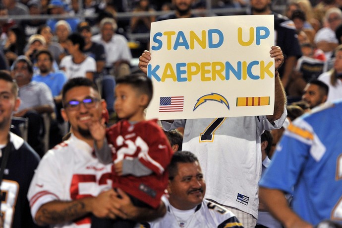 "Levante, Kaepernick", diz cartaz  em jogo da pré-temporada da NFL (Foto: Getty Images)