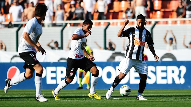 Paulinho Corinthians Ronaldinho Gaucho Atlético-MG (Foto: Marcos Ribolli / Globoesporte.com)