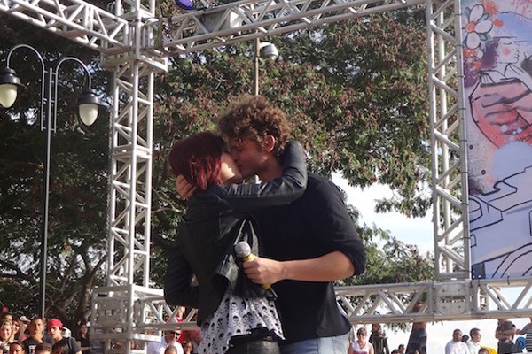 Bia e Rafael ensaiaram beijo técnico em talk show (Foto: Luiza Carneiro/RBS TV)