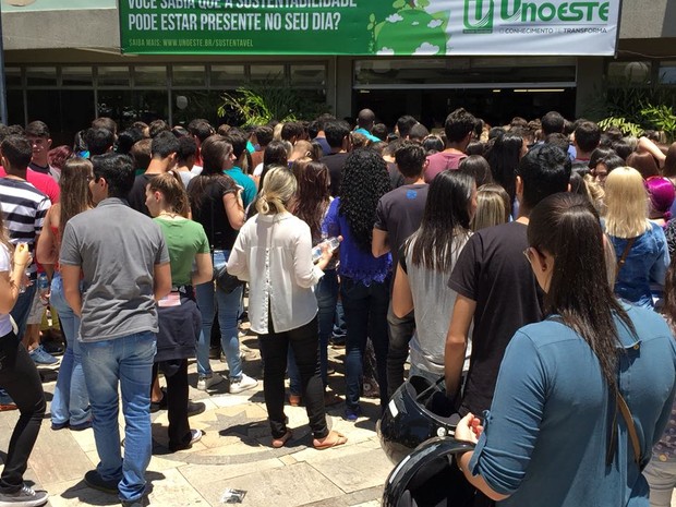 Estudantes chegam para prestar as provas do Enem em Presidente Prudente (Foto: Heloise Hamada/G1)