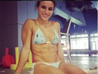 Jade Barbosa posa na beira da piscina e mostra abdômen musculoso