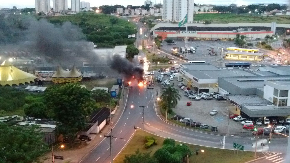 Avenida João Marson, no Vila Industrial, também foi bloqueada pelos protestantes na manhã desta sexta-feira (Foto: Arquivo Pessoal)
