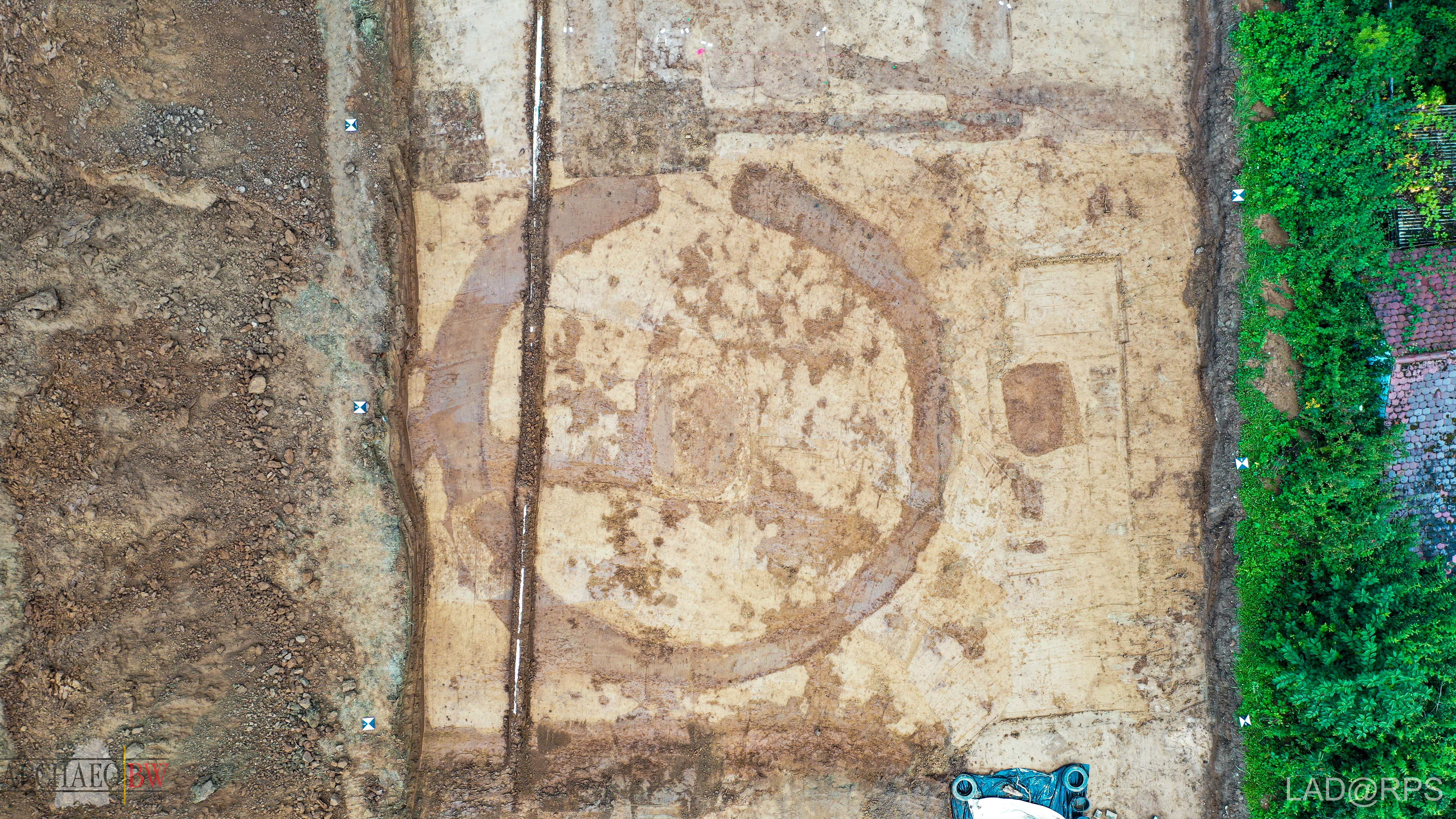 Arqueólogos localizaram 110 sepulturas medievais da elite merovíngia no cemitério (Foto: Baden-Wuerttemberg State Office for Monument Preservation)