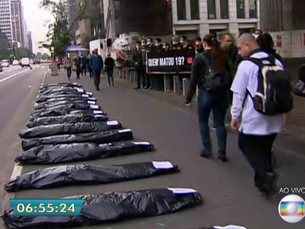 Dezenove sacos pretos lembram vítimas da chacina (Foto: Reprodução/TV Globo)